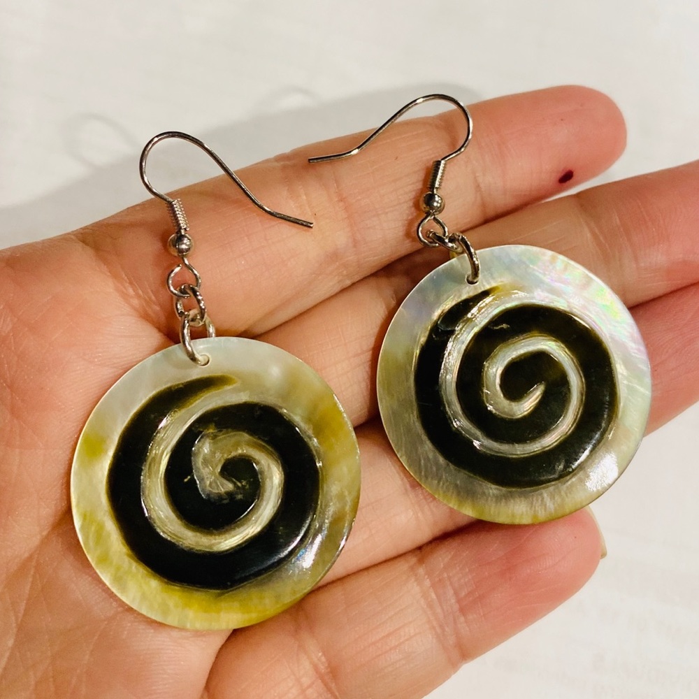 Spiral Carved Sea Shell 🐚 Earrings